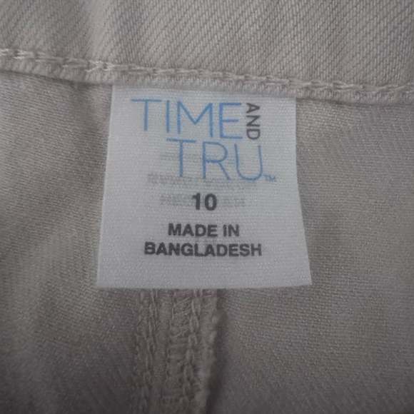 Casual White Tee and Beige Wide-Leg Pants - Picture 3 of 7